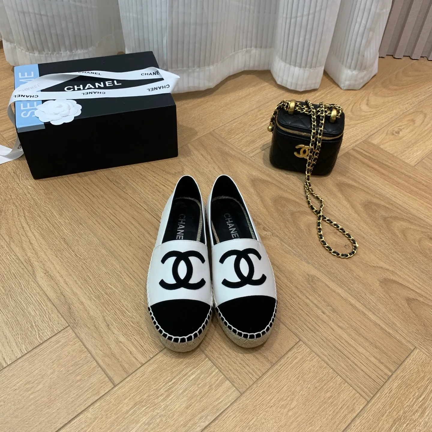 👟👟Ex-factory price 440👟👟 👑New colors are coming ✌️New version of Chanel fisherman shoes is coming❗️Delivered in a full set of top-notch packaging. The quality of my fisherman shoes has not been introduced much, everyone who has had them knows it! The original customized upper, and my outsole is the original translucent outsole, the opaque outsole is the wrong version, full set of authentic packaging ❗️ size: 35-40, running price
